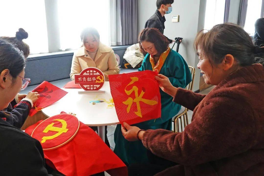 动漫少女DIY冰淇淋